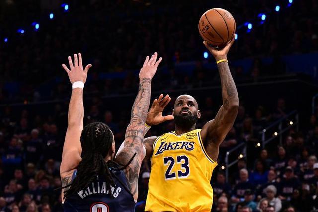 开云体育-NBA季后赛｜湖人再度不敌雷霆，赛后全队找裁判理论